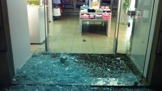 Vandali in azione nel centro storico durante la notte (Video)