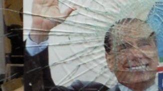 Masso contro la vetrata di Forza Italia: c'era un manifesto di Silvio Berlusconi