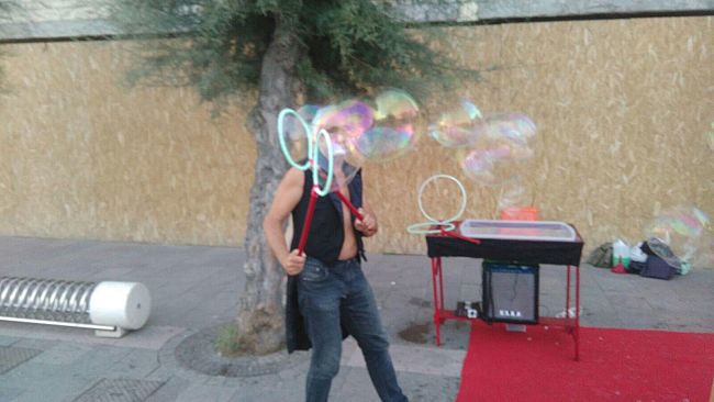 L'uomo delle bolle eroe dei bimbi