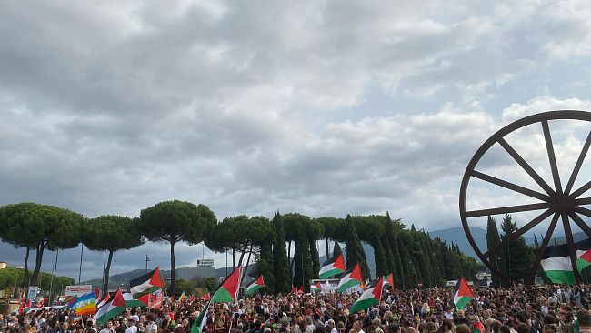Deltaplano a Calenzano sul corteo per Gaza come al Nova Festival