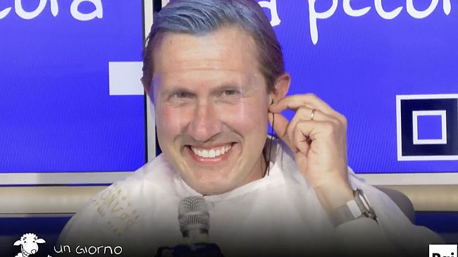 Fioretto di Nardella: si è fatto tingere i capelli di viola e blu