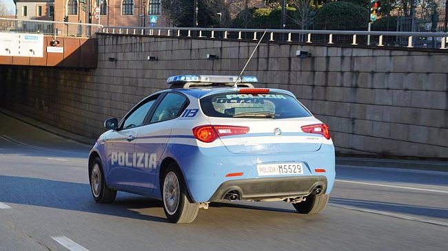 Chiede l'elemosina poi rapina un turista