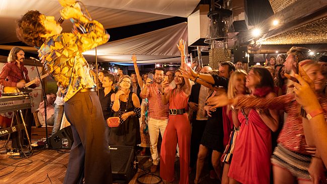 Beneficenza: passerella di vip al Twiga di Marina di Pietrasanta