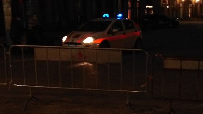 Guidava brillo di notte in piazza Duomo a Firenze