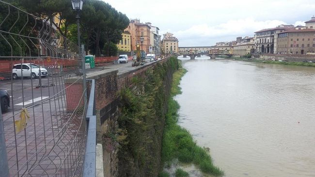 Lungarno Torrigiani: lavori per la porta telematica lato Ponte alle Grazie