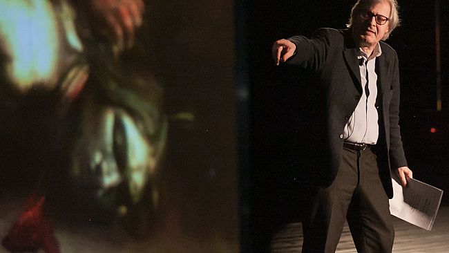 Vittorio Sgarbi sul palco della Versiliana con “Pasolini Caravaggio”