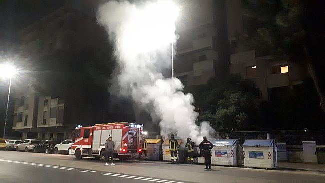 Incendio di cassonetti in via Mariti
