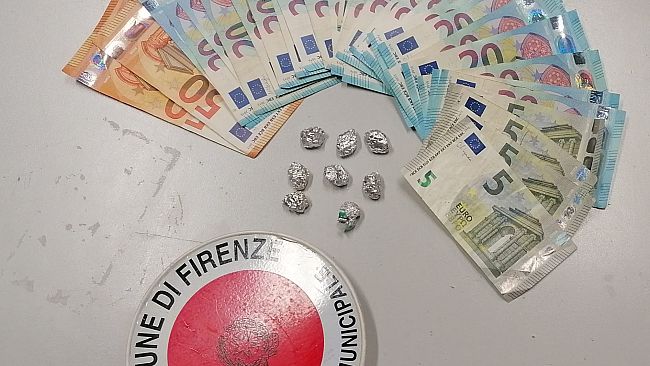 Immigrato irregolare senza patente con la droga in macchina