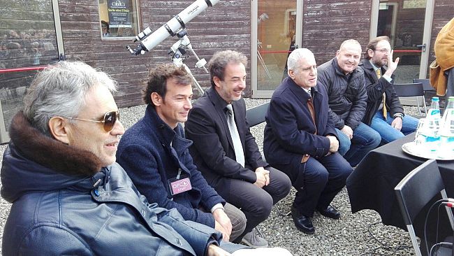 Chianti: inaugurato da Andrea Bocelli il percorso astronomico per non vedenti