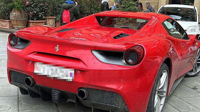 Parcheggia la Ferrari in piazza Signoria, multe salate