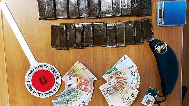 Droga a Firenze: 20 panetti nel portapacchi di una bicicletta a Porta al Prato