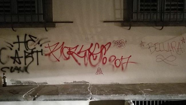 Scrivono sul muro, ripresi dalle telecamere: denunciati tre giovani fiorentini