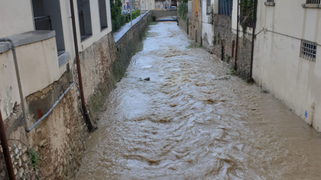 Arno sotto il livello di guardia: la nottata è passata