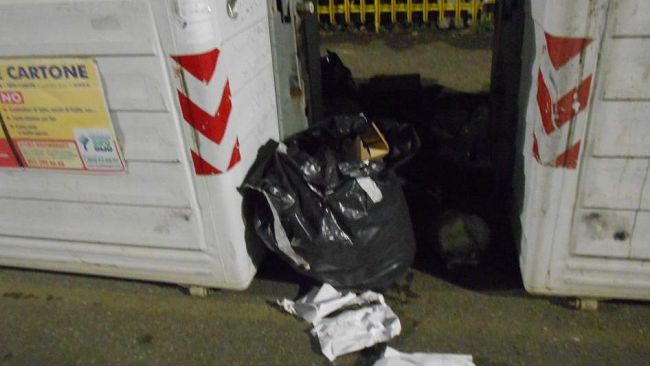 Abbandona più volte rifiuti vicino ai cassonetti, beccato con la fototrappola