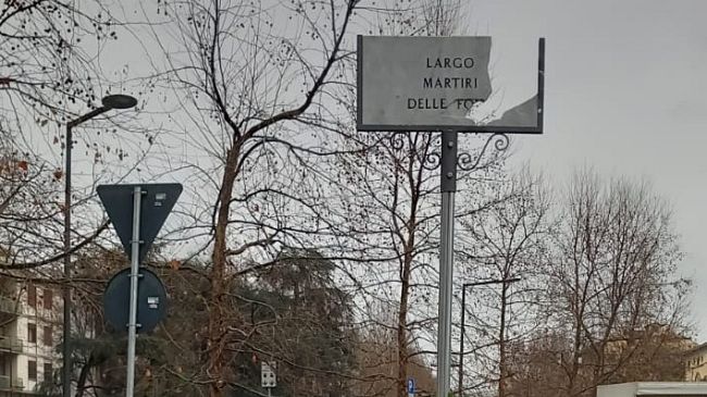 Deturpata nuovamente la targa in memoria delle vittime delle foibe