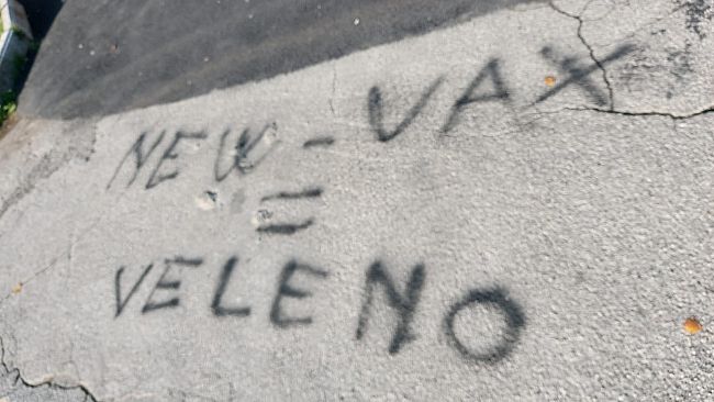 Asciano: scritta no vax davanti a una scuola