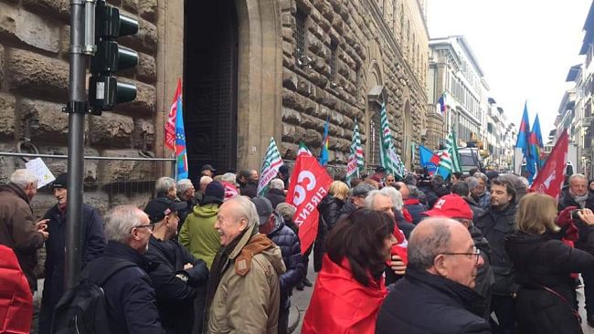 Firenze, troppi pensionati in difficoltà: presidio davanti alla Prefettura