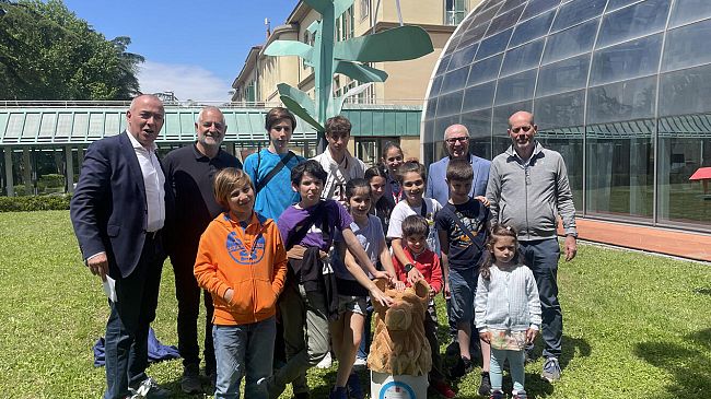 Al Meyer una statua che simboleggia i preziosi cani da allerta medica