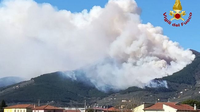 Incendi: ancora fiamme in Garfagnana e sui Monti Pisani