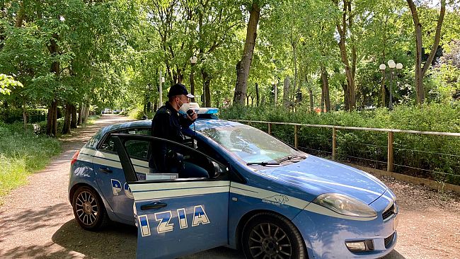 Si offre di aiutare i turisti poi li deruba 
