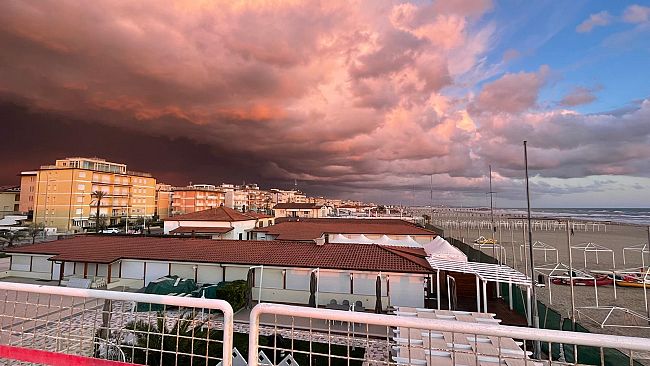 Viareggio, le foto di un tramonto spettacolare 