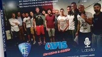 L'inno nello stand all'interno del villaggio di Babbo Natale in piazza della Vittoria