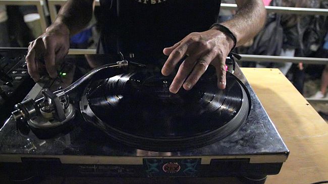 Riapre Il Molo: musica, arte, cocktail e un palco galleggiante