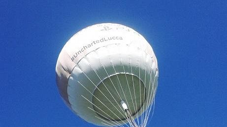 Covid, mongolfiera in volo su Firenze per ringraziare gli infermieri