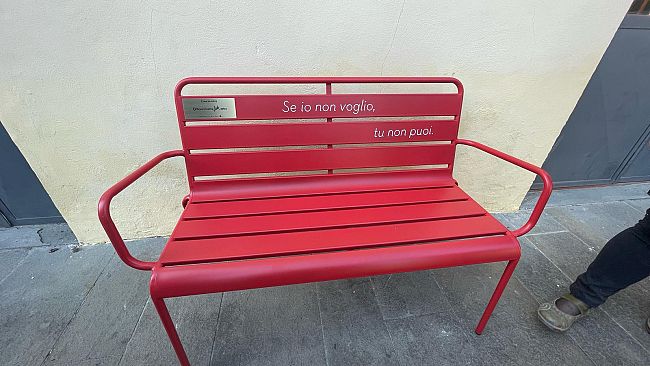 Oltrarno: una panchina rossa nel Conventino Fuori le Mura 