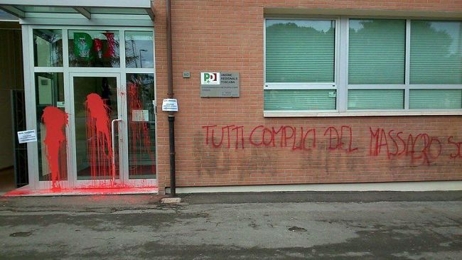 Ordigno esplode davanti alla sede del PD