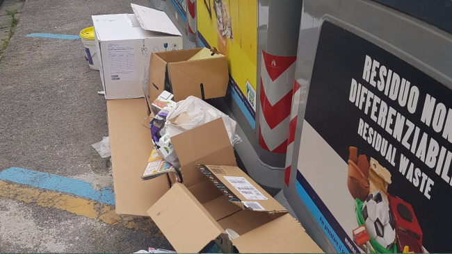 Rifiuti abbandonati ai cassonetti: il buco nero di Firenze