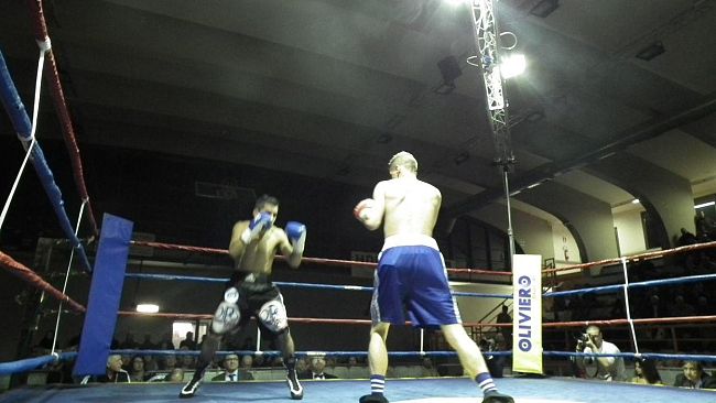 Boxe: l'incontro Bracco-Settoul si conclude in un minuto e 10 secondi