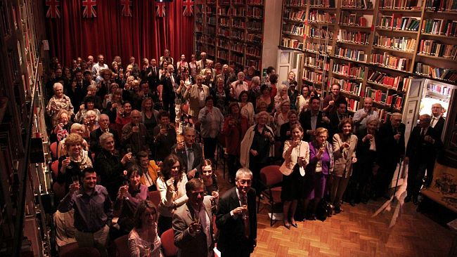 William e Kate al British Institute la comunità inglese riunita per brindare