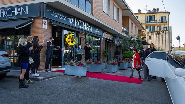 Cliente da 65 anni: il parrucchiere va a prenderla in Limousine