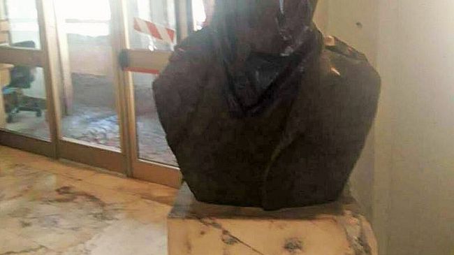 Massa, busto partigiano coperto con un sacco di plastica