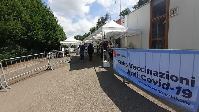 Giani inaugura l’hub vaccinale ai Fraticini della Croce Rossa