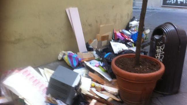 Firenze, in centro storico la discarica diventa latrina