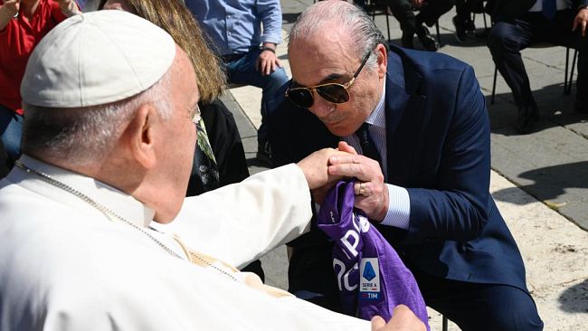 Una maglia viola per Papa Francesco