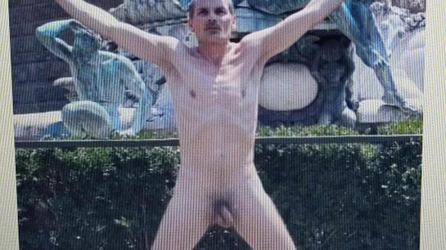 Sale e danneggia la statua di Ercole e Caco in piazza Signoria