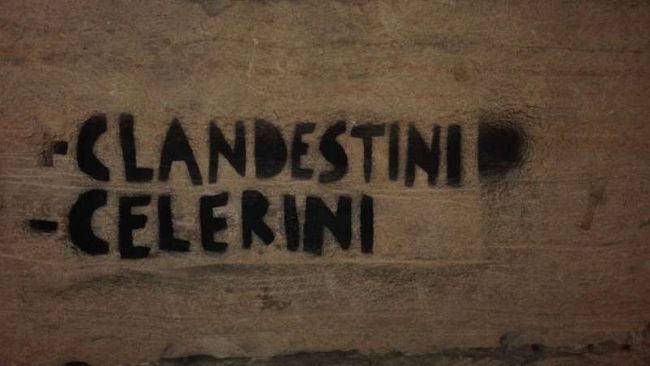 Scritta contro la polizia sulla facciata di Palazzo Vecchio