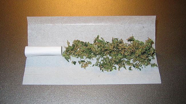 Giovane si prepara uno spinello in piazza Dalmazia e finisce nei guai