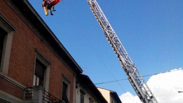 Firenze: uomo colto da malore su un tetto
