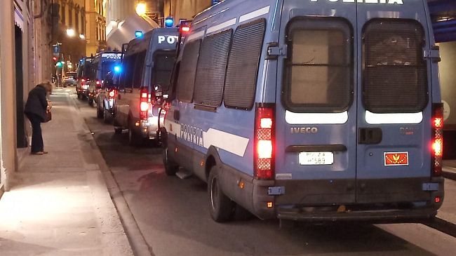 Firenze: per paura degli scontri i negozi sbarrano le vetrine