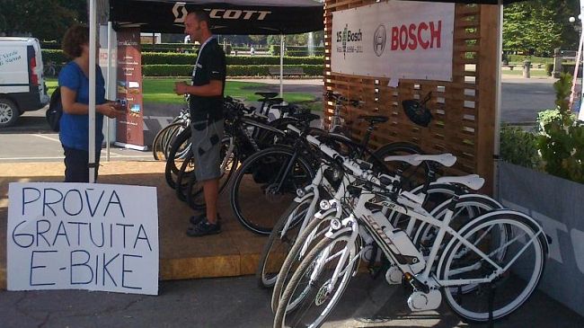 Ladro biciclette, tenta forzatura lucchetto poi la carica sulle spalle