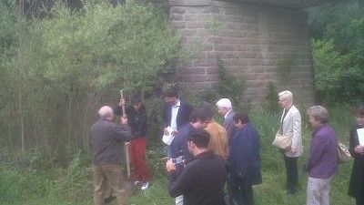 Il sindaco di San Casciano seppellisce il bilancio comunale sotto un ponte