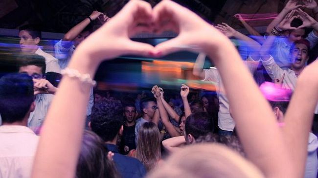 Arrestati tre borseggiatori in discoteca dopo la razzia di telefonini