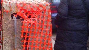 Strade: un contatore del gas in mezzo al marciapiede di Via dell’Arcovata