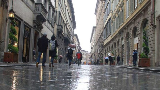 Il ripristino della pavimentazione in pietra in via Porta Rossa