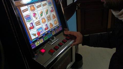 Crisi d'azzardo: spendiamo meno per il cibo, più per gratta e vinci e videopoker