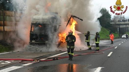 Autostrada A1 bloccata: tamponamenti e tre camion in fiamme